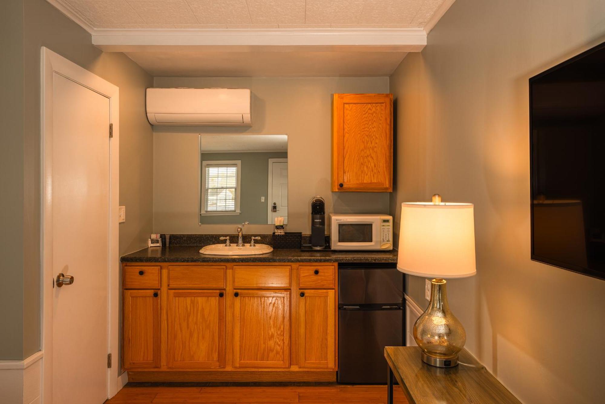 Eagle House Motel 2*